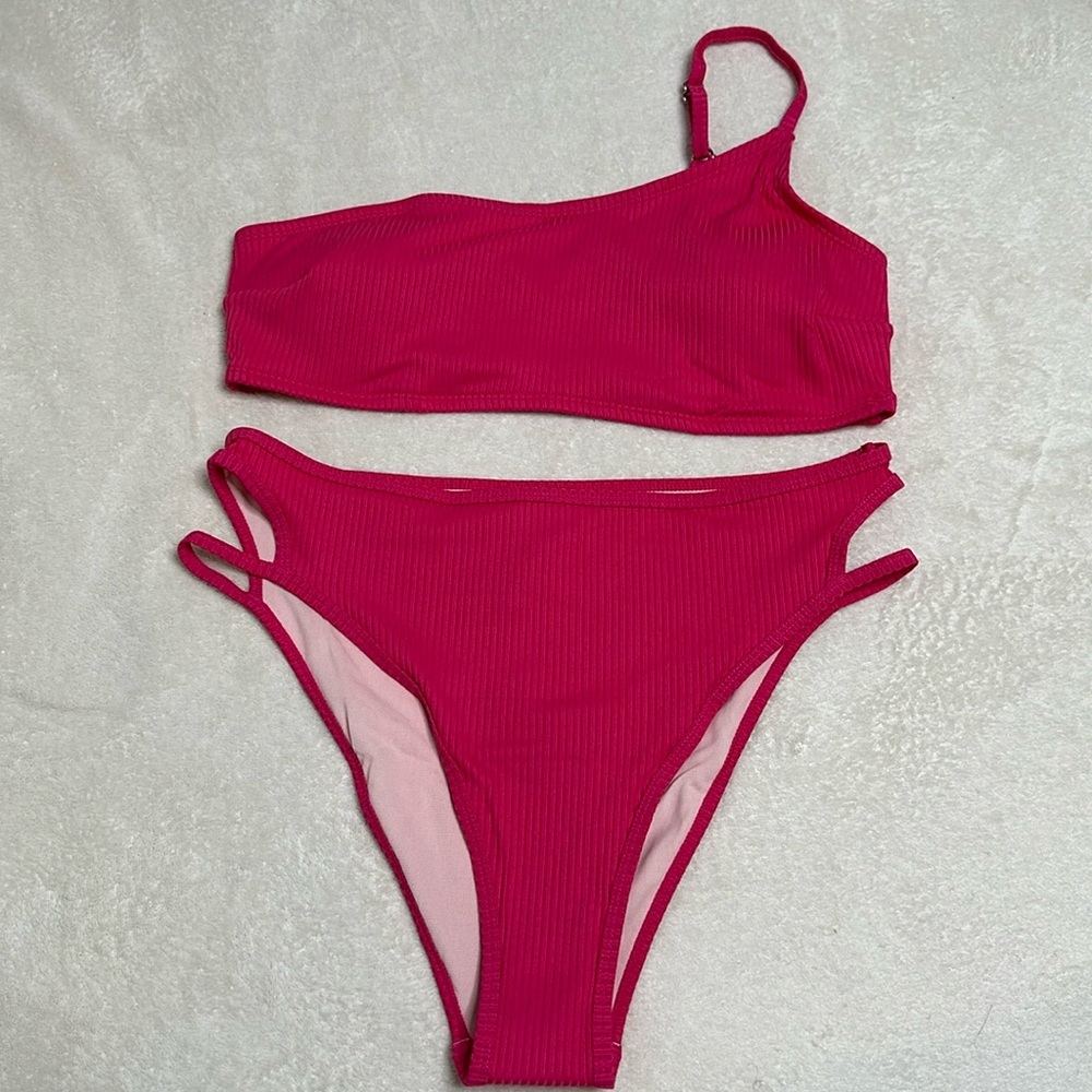 New One shoulder BRIGHT pink‎ bikini with cute cutout bottoms size Large.